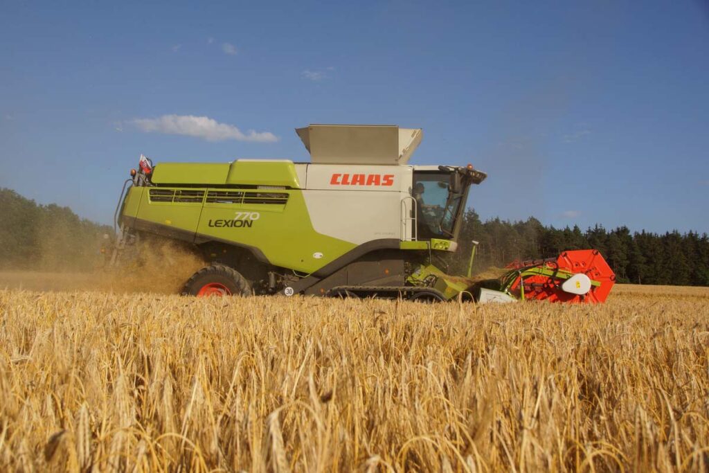 Ein Mähdrescher erntet Getreide