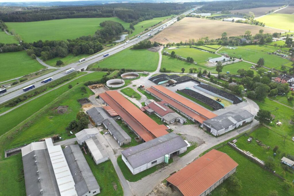 Luftbild des Rinderstalls in Moßbach