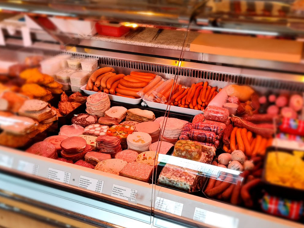 Frischetheke mit regionalen Wurstprodukten in einer unserer Filialen