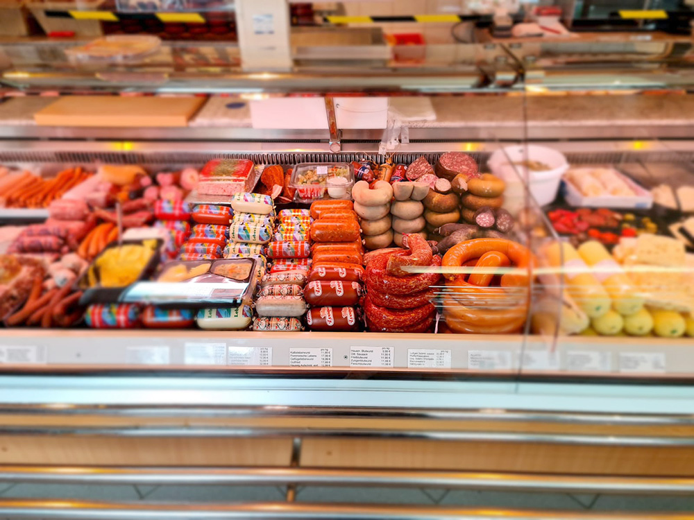 Frischetheke mit regionalen Wurst- und Fertigprodukten in einer unserer Filialen