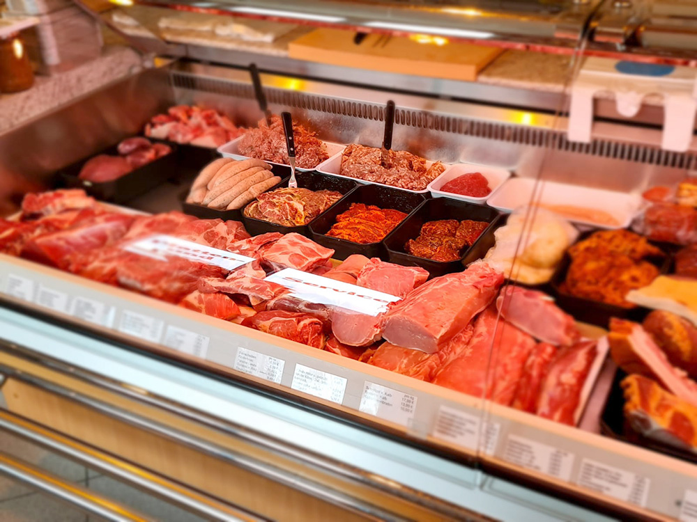Frischetheke mit regionalen Grill- und Wurstprodukten in einer unserer Filialen