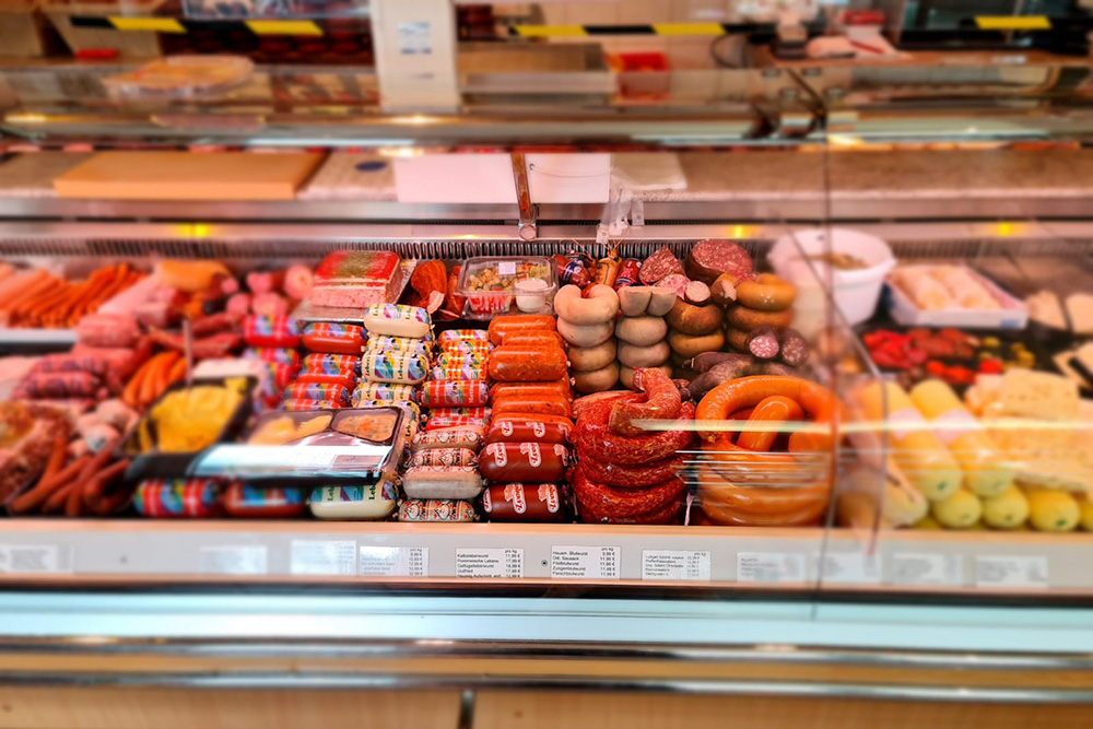 Frischetheke mit regionalen Grill- und Wurstprodukten in einer unserer Filialen