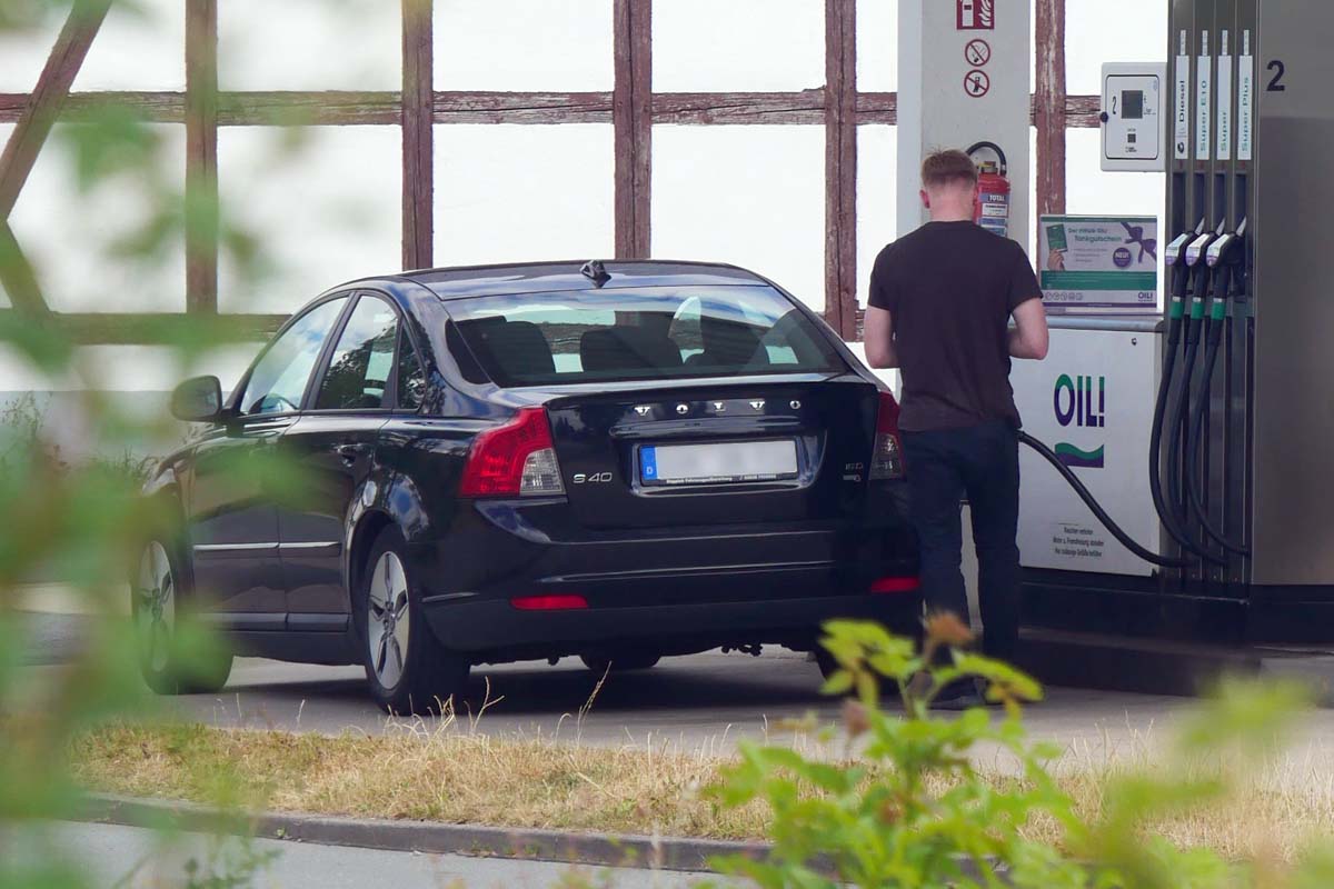Eine Person betankt sein schwarzes Auto an unserer Tankstelle