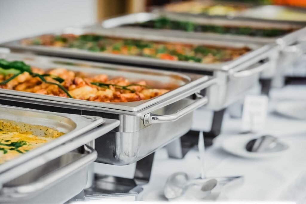 Ein Bild eines warmen Buffets mit verschiedenen Speisen
