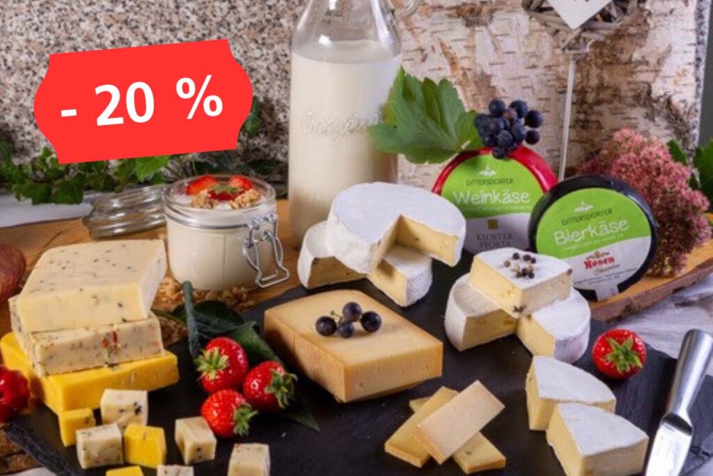 Verschiedene Milch- und Käseprodukte auf einer Schieferplatte angerichtet
