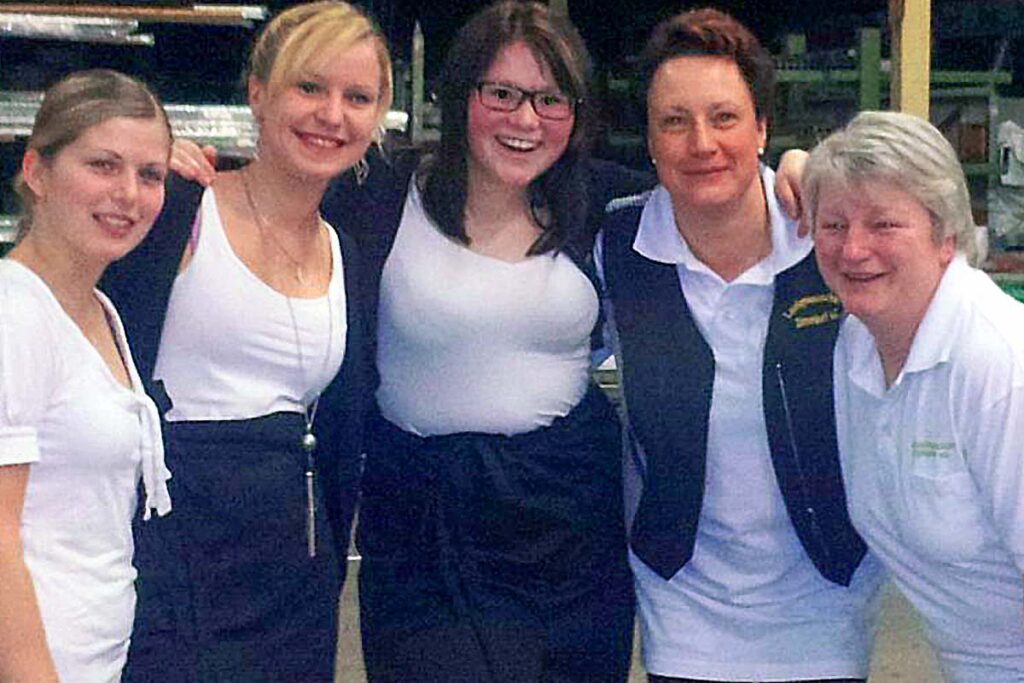 Das Bild zeigt 5 Frauen des Servicepersonals