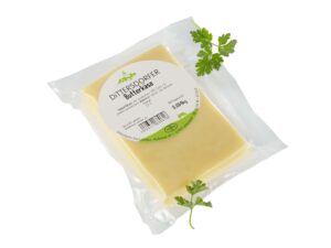 Ein Stück verpackter Butterkäse.