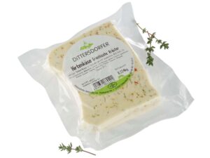 Ein Stück Hirtenkäse Griechische Kräuter