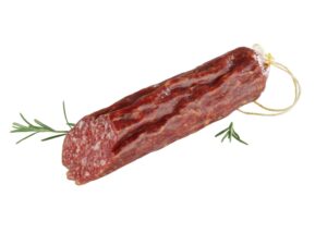 Eine angeschnittene mediterrane Salami im Darm