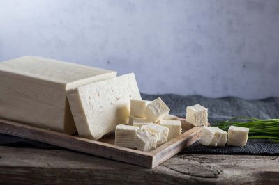Für Großverbraucher und die Weiterverarbeitung Ein Molkereiprodukt, das in Groß- und Industrieabpackungen angeboten wird Hier als Stangenware